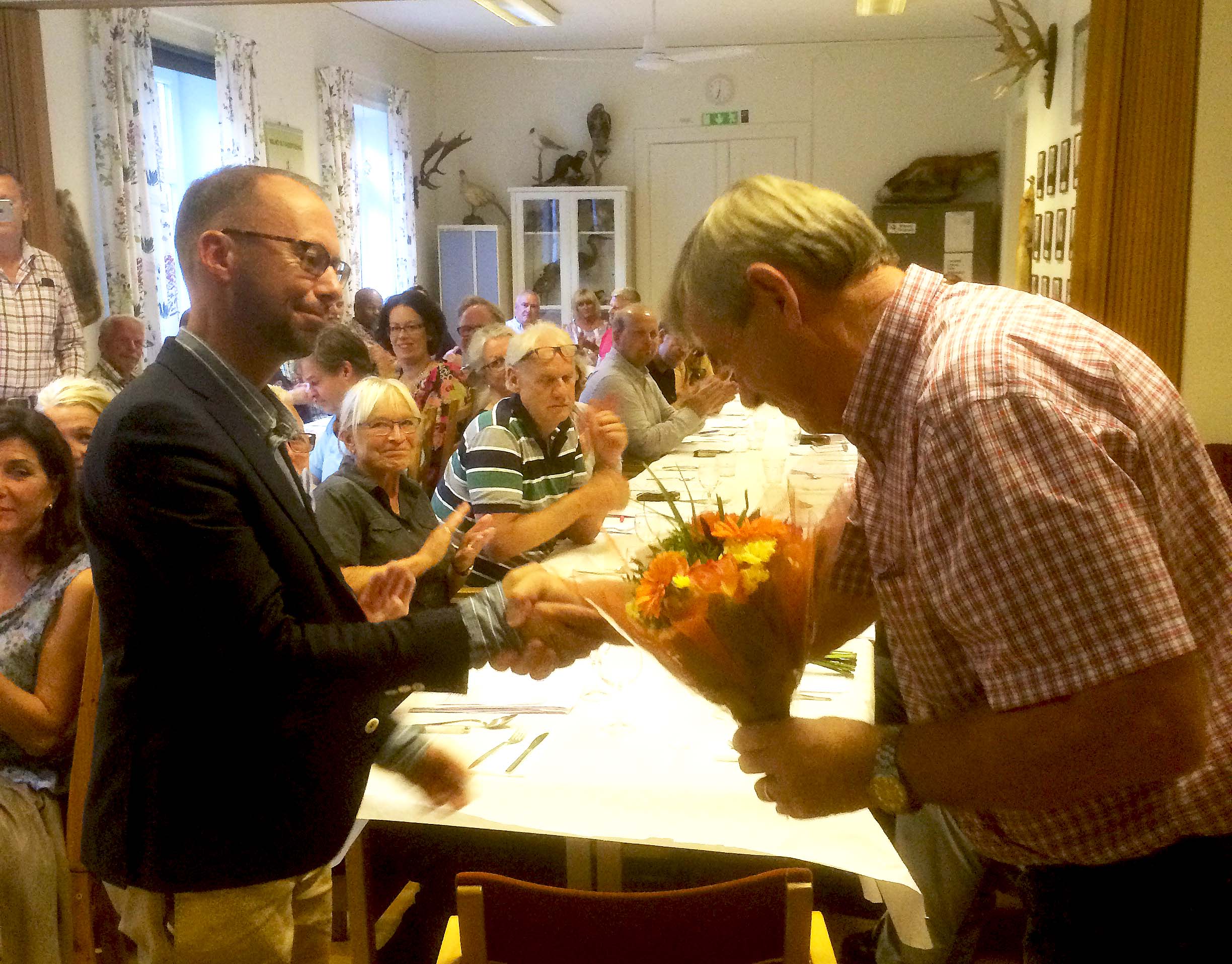 Martin Blom har under många år lagt ner ett stort arbete för föreningen och avtackades med blommor av ordförande Lars Karlsson när han nu bett att få lämna styrelsen. (Foto: Peter Jonzon)